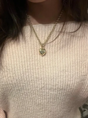 Hjärta halsband! - Säljer en guldpläterad hjärta halsband från Snö of Sweden!💗