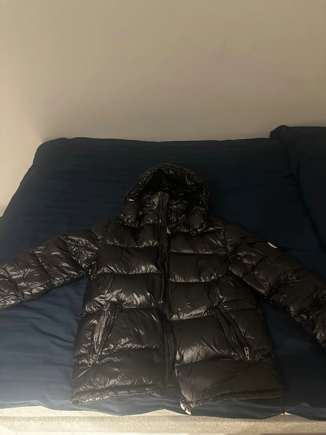 Svart Moncler pufferjacka med huva