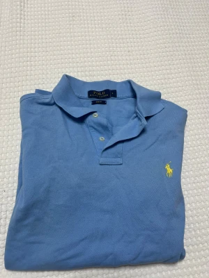 Polo ralph lauren piké - Ljus blå ralph lauren pike i storlek L men passar mer som M. Skick är 7/10 priset kan diskuteras.