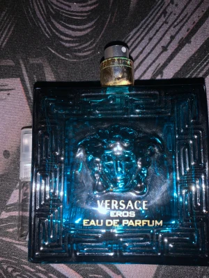 Versace Eros Eau de Parfum - Versace Eros Eau de Parfum i en stilren flaska. Perfekt för dig som vill ha en ikonisk doft med lyxig känsla. Passar dig som söker något trendigt och klassiskt från ett välkänt modehus.