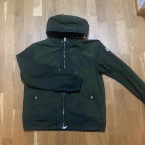 Moncler grimpeurs jacka - Hej, säljer nu min Moncler windbraker som jag har haft i drygt ett år nu. Är i väldigt fint skick nästintill ny skick och säljer den pågrund av att den inte passar mig längre. Hör gärna av er om ni har några frågor. Väljer att sälja den för väldigt billigt då den inte alls passar mig längre och jag bara vill få bort den.