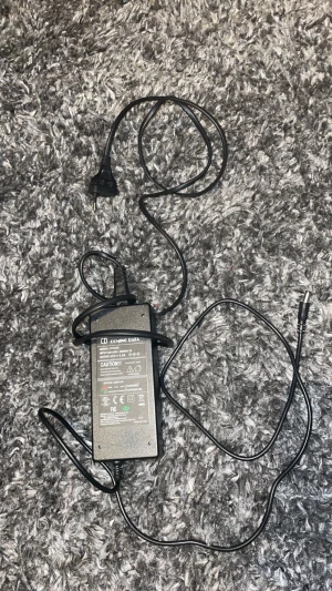 Elkick laddare - Tja, säljer en princip helt ny elkick laddare. Använde den till min e-wheels Pro v2 men antar att den passar till flera. Nypris runt 400-500kr så känner att 189kr är rätt rimligt för båda parter 