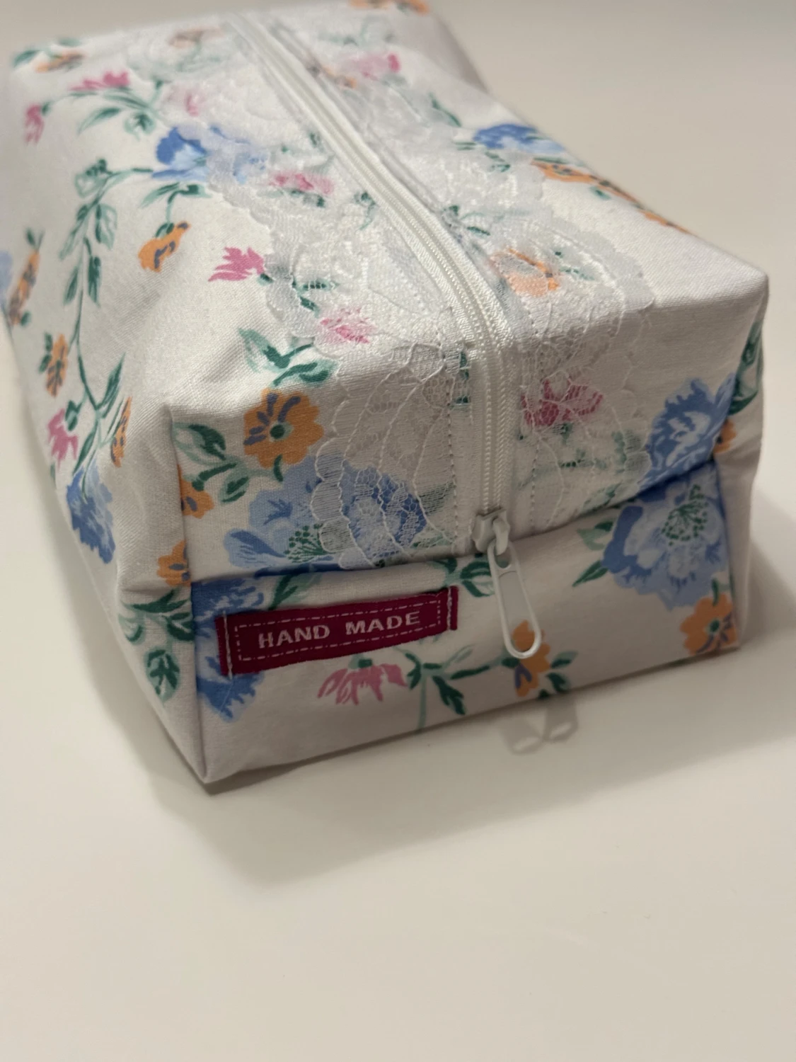 Handgjord necessär av second hand tyger