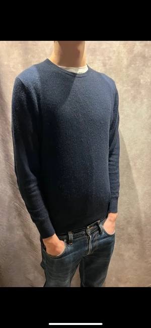 Mörkblå kashmirtröja Lawrence Grey - Tja, säljer nu denna snygga ock sköna sweatshirt i 100% Kashmir från Lawrence Grey. Den är ej använd mer än 10 gånger och är perfekt nu inför vinter och höst. 