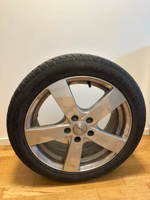 Bildäck och fälgar  - Bildäck och fälgar medföljs 