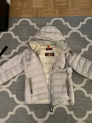 Ljusbeige dunjacka från Parajumpers - Väldigt snygg parajumper dunjacka i strl S (passar XS) i mycket bra skick som vh perfekt för kalla temperaturer