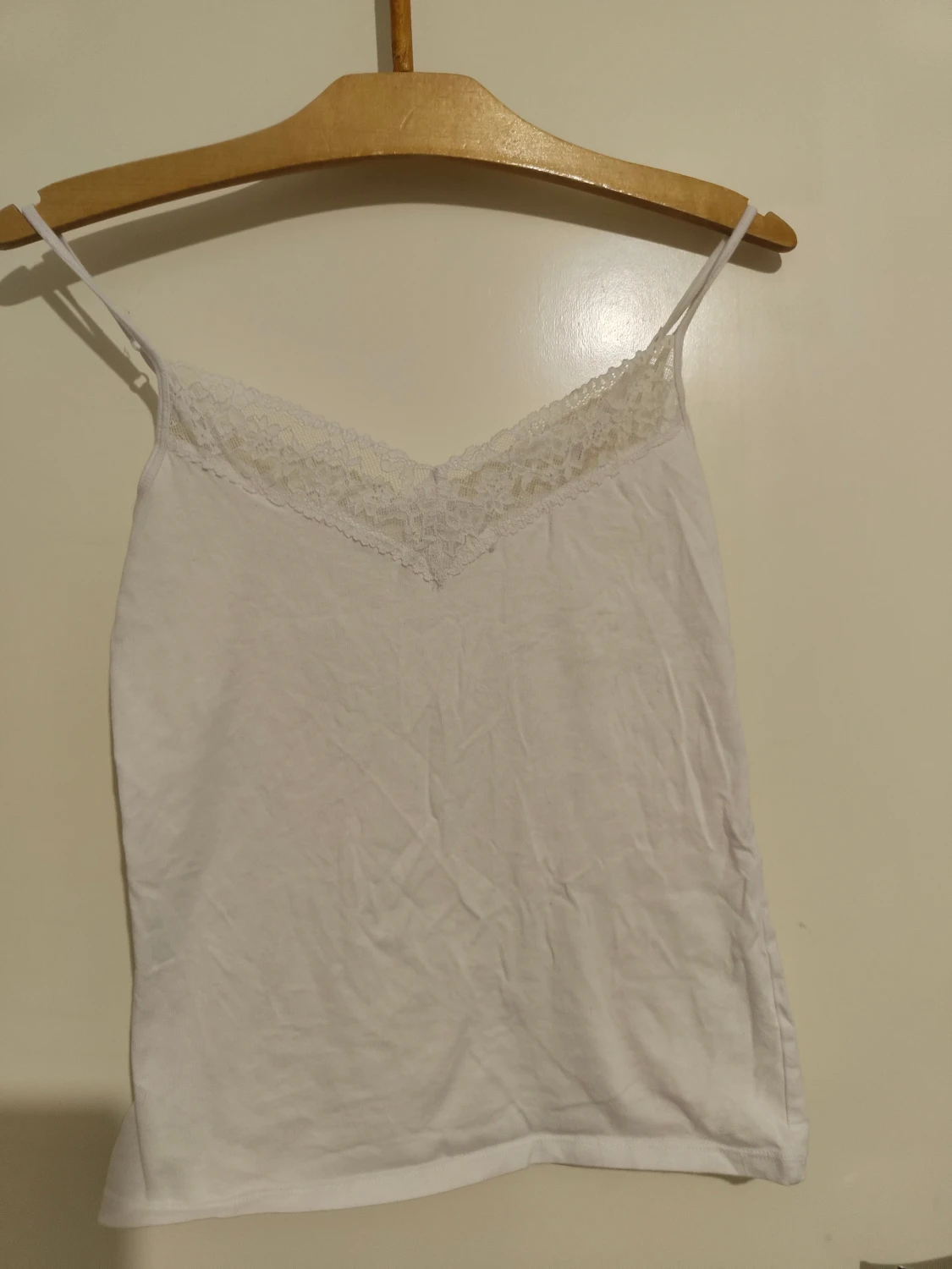 Vit linnetopp med spetsdetalj