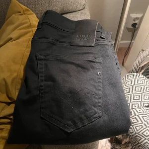 Svarta Replay Hyperflex jeans - Tja, säljer dessa riktigt fräscha replay jeansen. De är i riktigt bra skick och säljs till ett bra pris. Köpte dem för 1800. W30 L32 || hyperflex