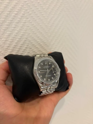 Rollex silver klocka med diamant index - Jag säljer en Rollex silver klocka med diamant index. Den är helt ny och oanvänt.