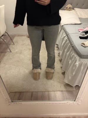 Grå Gina Tricot Jeans - Säljer ett par gråa Perfect Jeans från Gina Tricot med låg midja och bootcut ben. Jeansen har klassiska fickor fram och bak med snygga knappdetaljer på bakfickorna. Materialet är mjukt denim och passformen är normal med en bootcut stil. Jag är 170 och byxorna går hela vägen ner till golvet, säljer dom för att dom har blivit för små😊
