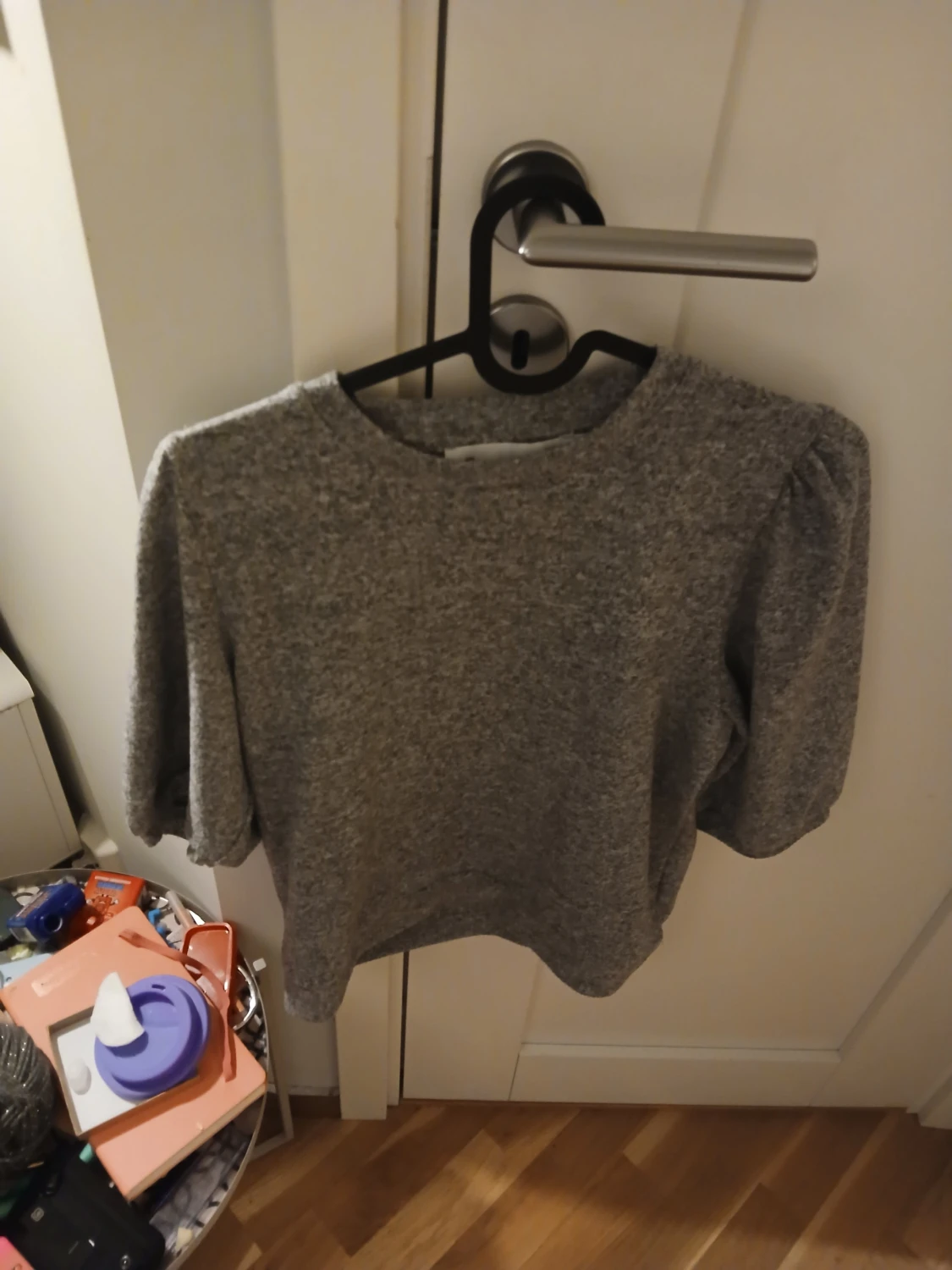 Grå stickad tröja med puffärm - 2