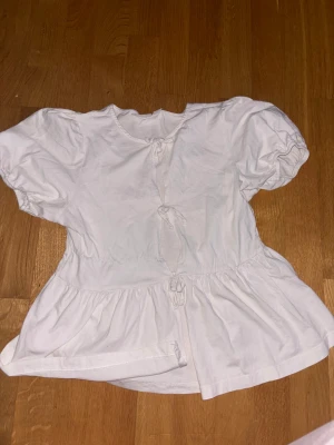Jätte fin vit top med rosetter  - Vit top med rosetter nästan aldrig använt den 