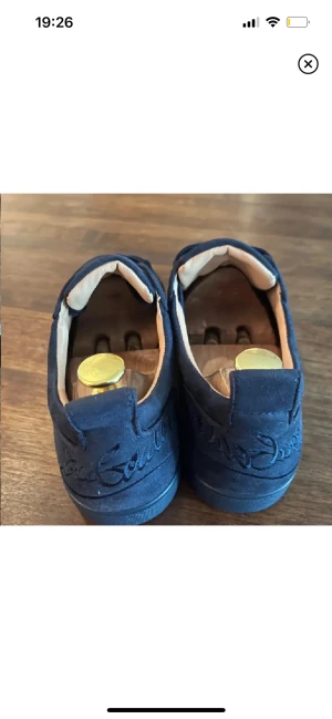 Louboutins blå 43 - Säljer mina louboutins nu efter att jag blev sugen på annat. Skorna är i mycket bra skick och det tillkommer även låda till de. Frågor och funderingar är det bara att skriva så svarar jag. MVH Filip 