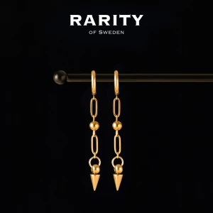 Revenge Spike Earring - Gold: Unika guldiga örhängen med nitar - Otroligt snygga örhängen med nitar i rostfritt stål!! Örhängena är i fin guldig färg och passar så bra för att piffa upp en outfit och lägga till en extra detalj🪽Likt alla andra våra smycken tål dessa örhängen vatten och håller sitt glans länge!! Vid frågor eller funderingar - välkommen att skriva till oss🪽