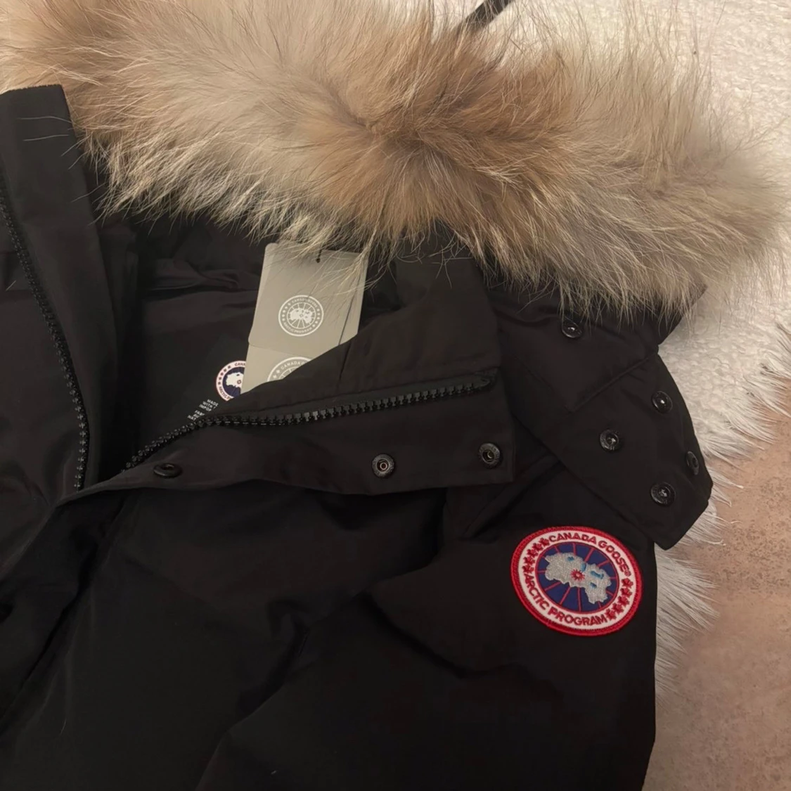 Svart Canada Goose dunjacka med päls - 2