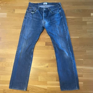 Levi's 501 blå jeans straight fit - Klassiska Levi's 501 jeans i blå denim. De är helt felfri och i mycket gott skick. De e bara att höra av sig vid frågor eller mått!