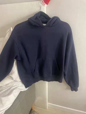 Marinblå hoodie från Gina  - En marinblå hoodie från Gina tricot. Perkfekt hoddie för en slapp och skön outfit💗 