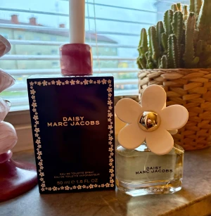 Daisy Marc Jacobs EdT 50ml - Daisy från Marc Jacobs, Eau de Toilette, 50 ml. En ikonisk parfym med lekfull design som sticker ut i badrumshyllan. Perfekt för dig som vill ha något trendigt och stilrent i samlingen. Ny
