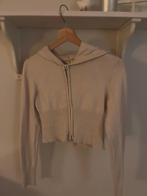 Croppad kofta - Säljer denna koftan från Gina som originellt tillhör ett set. Använder dock inte koftan och den är i bra skick, skriv gärna om fler bilder/frågor❤️❤️