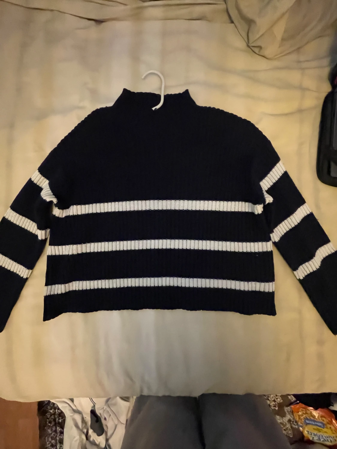 Randig mörkblå stickad tröja