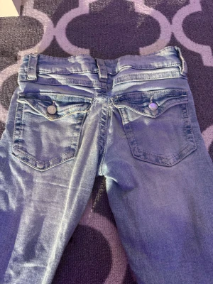 Ljusblåa jeans från Gina - Super söta jeans från Gina i storlek 152 med fickor på rumpan. Jeansen har ett litet hål på rumpan som absolut går att fixa, annars är jeansen verkligen super fina, sitter som en smäck på! Skriv ifall du har fler frågor eller funderingar.💕😊