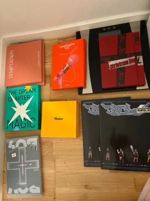 Album - Kpop album säljs, bland annat från grupperna txt, bts, aespa och mera. Hör av dig vid intresse! Säljs för ett billigt pris dessutom 