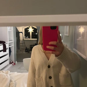 Kofta - Jätte skön kofta från uniqlo! I storlek xss men passar i xs också! Köpt för 500kr 