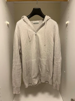 Kashmir Zip hoodie - Jättefin zip hoodie i en mjuk och skön kashmirblandning från italienska kvalitetsmärket Paul Taylor. Köpt i Rom för ca 1 år sen så har inget kvitto, sparsamt använd. Storlek L, men passar mer åt S/M.