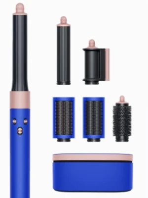Dyson Airwrap Complete Long blå/blush - Limited Dyson Airwrap Complete Long i blå/blush med flera stylingverktyg: borstar, locktillbehör och fönmunstycke. Snyggt etui i blått och svart med blush -detaljer ingår. Perfekt för att skapa volym, lockar och släta frisyrer. Elektrisk stylingprodukt med modern design. Den är helt OANVÄND köpte den för 5990kr kvittot finns :) 