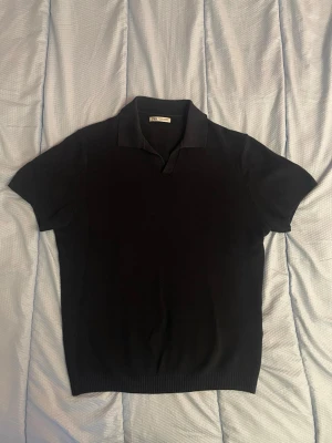 Mörkblå piké från Zara, storlek M - Hej, jag säljer denna mörkblåa pikén från Zara i storlek M. Väldigt bra skick och har ett skönt och luftigt material som är perfekt till sommaren 😊.         Skickar alltid inom 1-2 dagar!