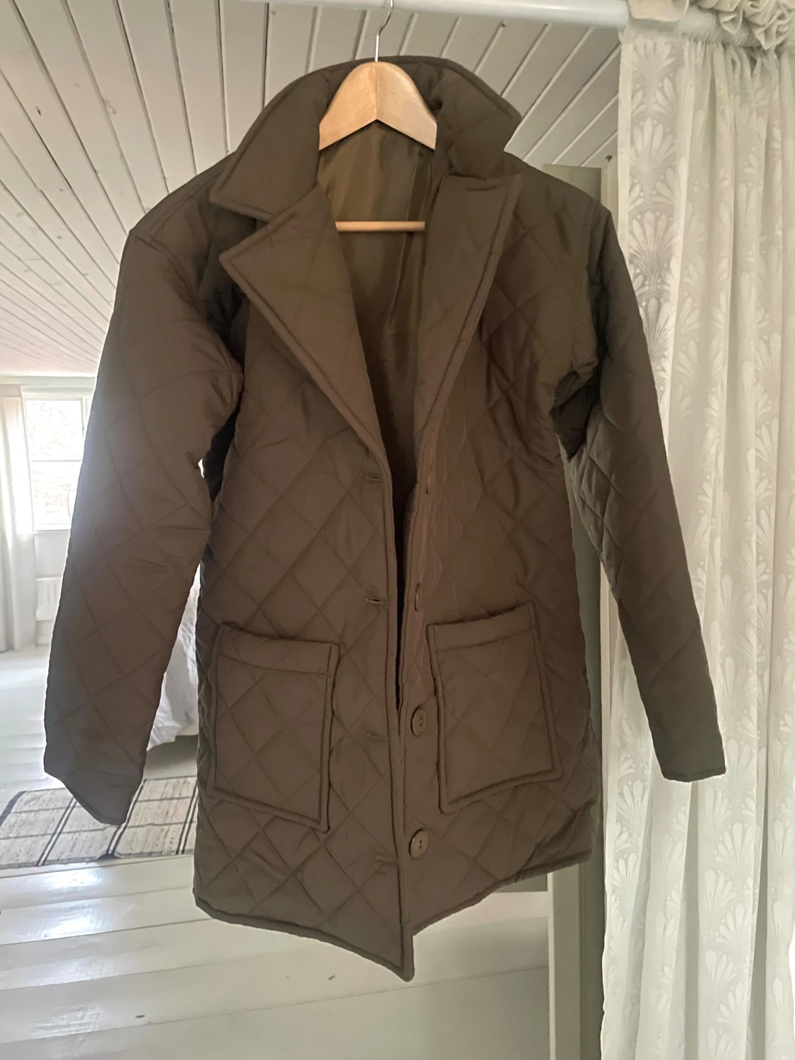 Quiltad brun rock med fickor