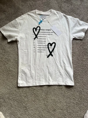 Mason Margiela T-Shirt  - Tjena säljer nu denna fina tröjan i storlek L. Endast testad och säljes då den var för stor för mig. Sprillans ny, vid intresse hör gärna av er. Mvh