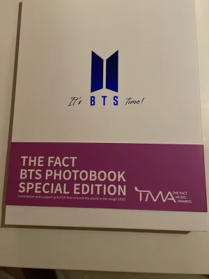 Bts the fact book 2020 - Boken är i nytt skick. Den har ståt i min bokhylla sen jag köpte den på Cokodive 2020. Om man vill ha med alla medlemmar så är det 700kr men är man okej med att bara få 3 medlemmar så 450kr. 