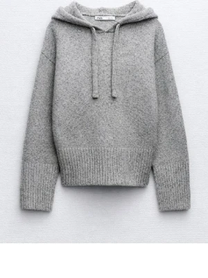 Grå stickad hoodie från Zara - Säljer en grå stickad hoodie från Zara med huva och snörning. Knappt använd. Inga defekter. 