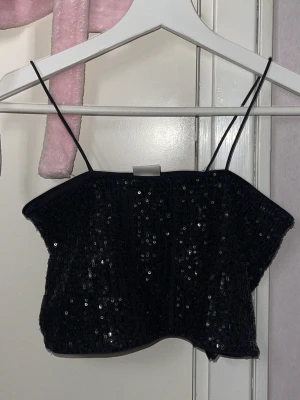 Paljett linne - Paljett linne i storlek XS. Aldrig använd🩷