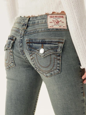 True Religion Joey Bootcut Jeans - Säljer ett par true religion byxor eftersom de passar inte mig i längden, jag är 171cm lång. De slutar vid mina hälar, men ser bra ut med skor på. Har använt de 2-3 gånger men skicket på byxorna är som nya och har inga effekter på sig. Kan skicka bilder privat hur de sitter på mig vid intresse⭐️