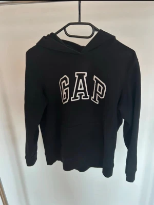 Gap hoodie - Storlek S men rekommenderar för någon under 170cm