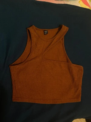 Brun ribbad croppad linnetopp - Säljer en brun ribbad croppad linnetopp från SHEIN. Strl M men skulle kunna passa S även☺️