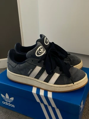 Adidas Campus sneakers marinblå - Säljer ett par Adidas Campus sneakers i marinblå mocka. Inte mycket använda och i fint skick.