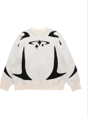 Oversized stickad tröja med grafiskt mönster - Säljer en oversized stickad tröja med coolt grafiskt mönster framtill och på ärmarna. Finns i tre färger: vit med svart, mörkgrå med ljusgrå och svart med ljusgrå detaljer. Tröjan har rund hals och långa ärmar, perfekt för dig som gillar streetwear och unik stil.