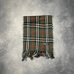 Burberry Halsduk - Skick: 9/10. | Ingår: Endast halsduken. | Nypris: +- 4000 SEK. | Vintage. | Grade: A.