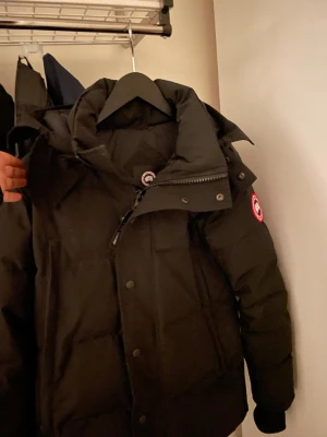 Canada goose jacka - Köpt i början av året ganska ny och fräsch. Säljer den eftersom jag har köpt och använder en annan vinter jacka. Storlek Xs men passar även S