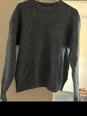 Blå stickad tröja från Bik Bok - Mysig blå stickad tröja från Bik Bok i storlek XS. Tröjan har en rund halsringning och långa ärmar, med en grovstickad struktur som ger en chill vibe. Perfekt för att hålla sig varm under kyliga dagar.