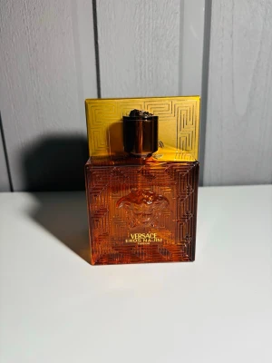 Versace Eros Najim Parfum 100ml - Versace Eros Najim pour homme, Parfum Natural Spray. Snygg guldig förpackning och flaska. Volym: 100 ml . Perfekt för dig som vill sticka ut med en exklusiv look.