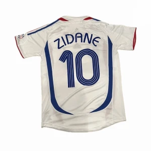 Vintage Zidane Tröja - Otroligt fin Retro 2006 Frankrike Zinedine Zidane tröja i otroligt bra skick! Storleken S men passar även M. Tveka inte att höra av dig vid funderingar! 