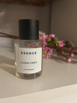 Essnce - Clean Vibes - Clean Vibes från Essnce. Ca 60% kvar i flaskan, vilket motsvarar ca 30 ml. Ren, fräsch och hudnära doft. Perfekt för kontoret eller efter en dusch!