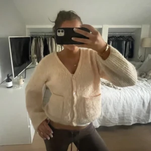 Beige stickad kofta med fickor - Jätte fin!! Tar inte emot lägre än satta priset☺️