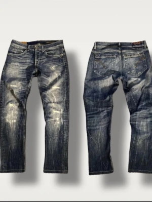 Dondup med sjuka slitningar och wash - Säljer dessa detta Dondup George Jeans med sjukt snygg wash och slitningar 🤩Jeansen är W33 och L32 och är i utmärkt skick! Skriv gärna om du vill ha fler bilder eller har andra frågor 🙌
