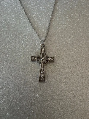 Kors med silverstenar halsband  - Halsband skapat av mig och dottern.  Halsband som inte är i äkta silver/guld. Kedja är oftast 50cm men kan ibland komma i 45cm. Kedja är rostfritt stål, berlock oftast i zinklegering men kan även det i vissa fall vara rostfritt stål. Be gärna om mått på berlock om detta är viktigt då bilderna är missvisande när det gäller hur stora dom är! 🌹❤️  Allt är nytt även om de kan stå ”mycket bra skick” , detta mest för att Vinted inte ska fundera på varför jag bara har nya saker .  Bud accepteras inte 🥰🌹