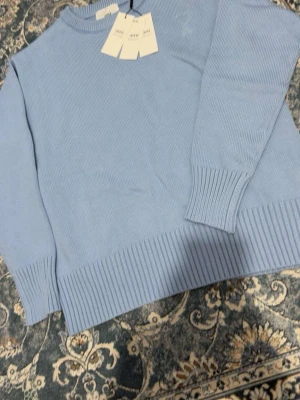 Ljusblå Ami tröja - En fin och stilig tröja som passar perfek nu inför vintern.  Är i väldigt fint skick. Pris kan diskuteras!!😁